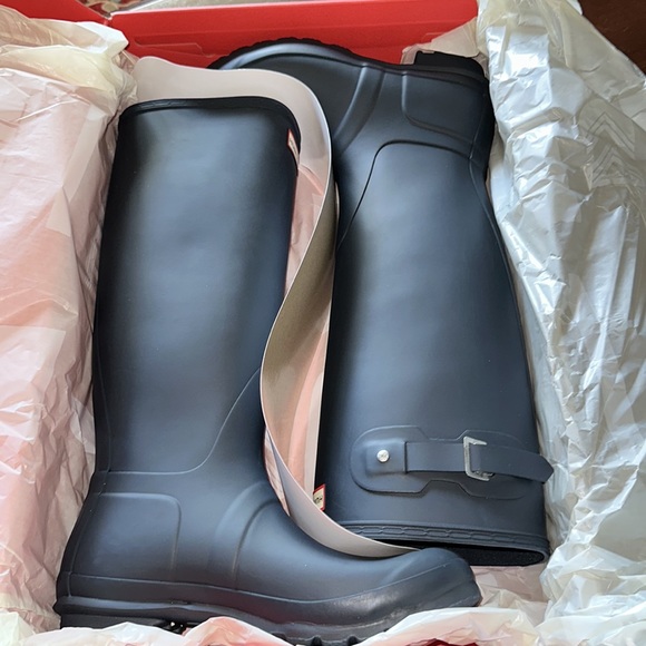 Hunter Women’s Original Tall Navy Rain Boot. - Picture 4 of 9